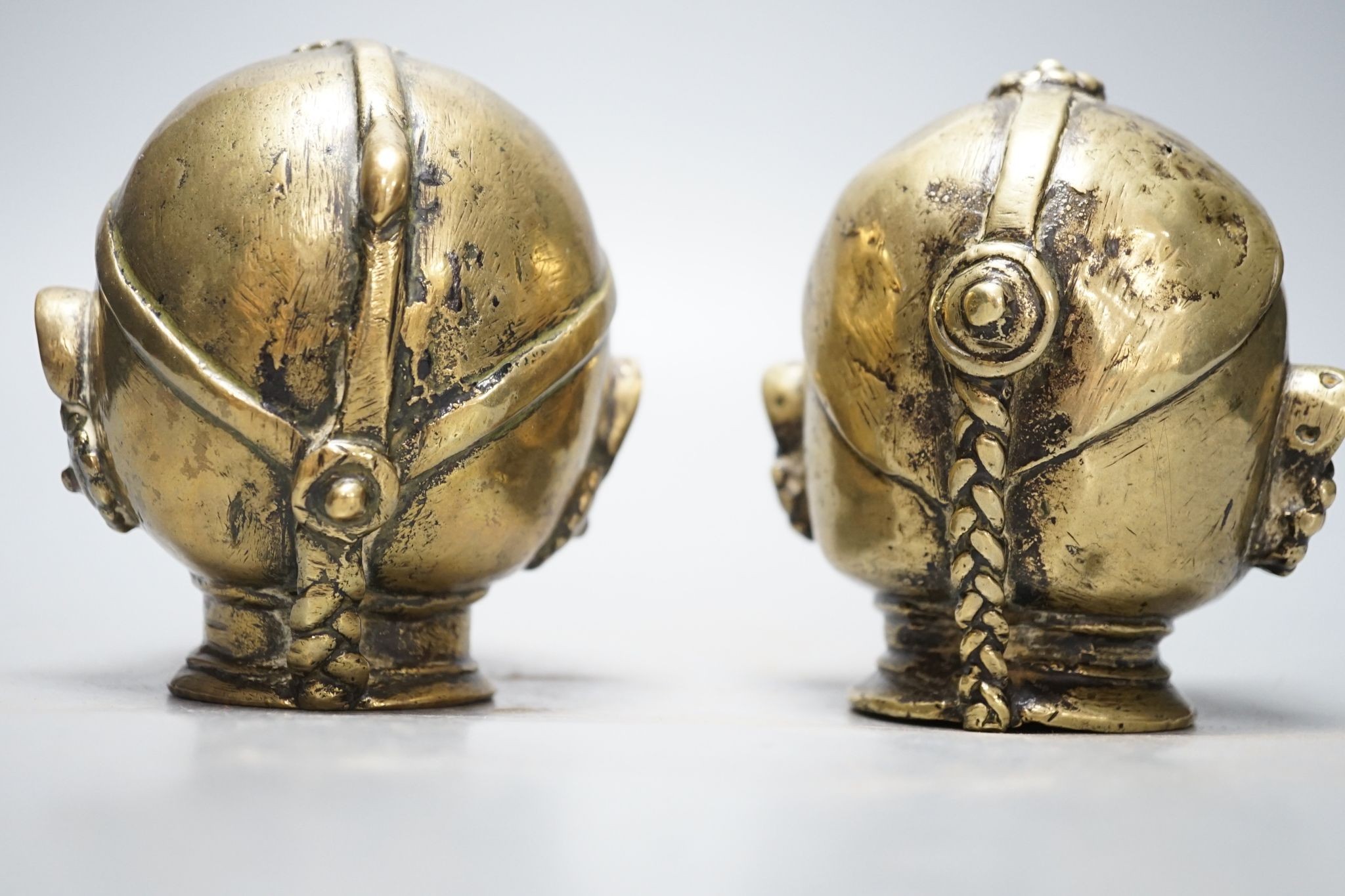 A pair of Indian bronze heads 11cm